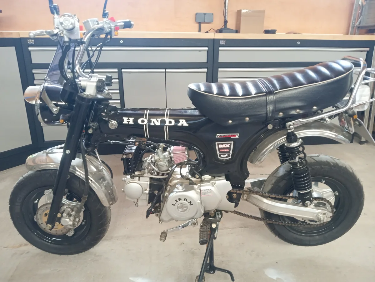 Moto d’atelier illustrant les applications de mobilité et de mécanique