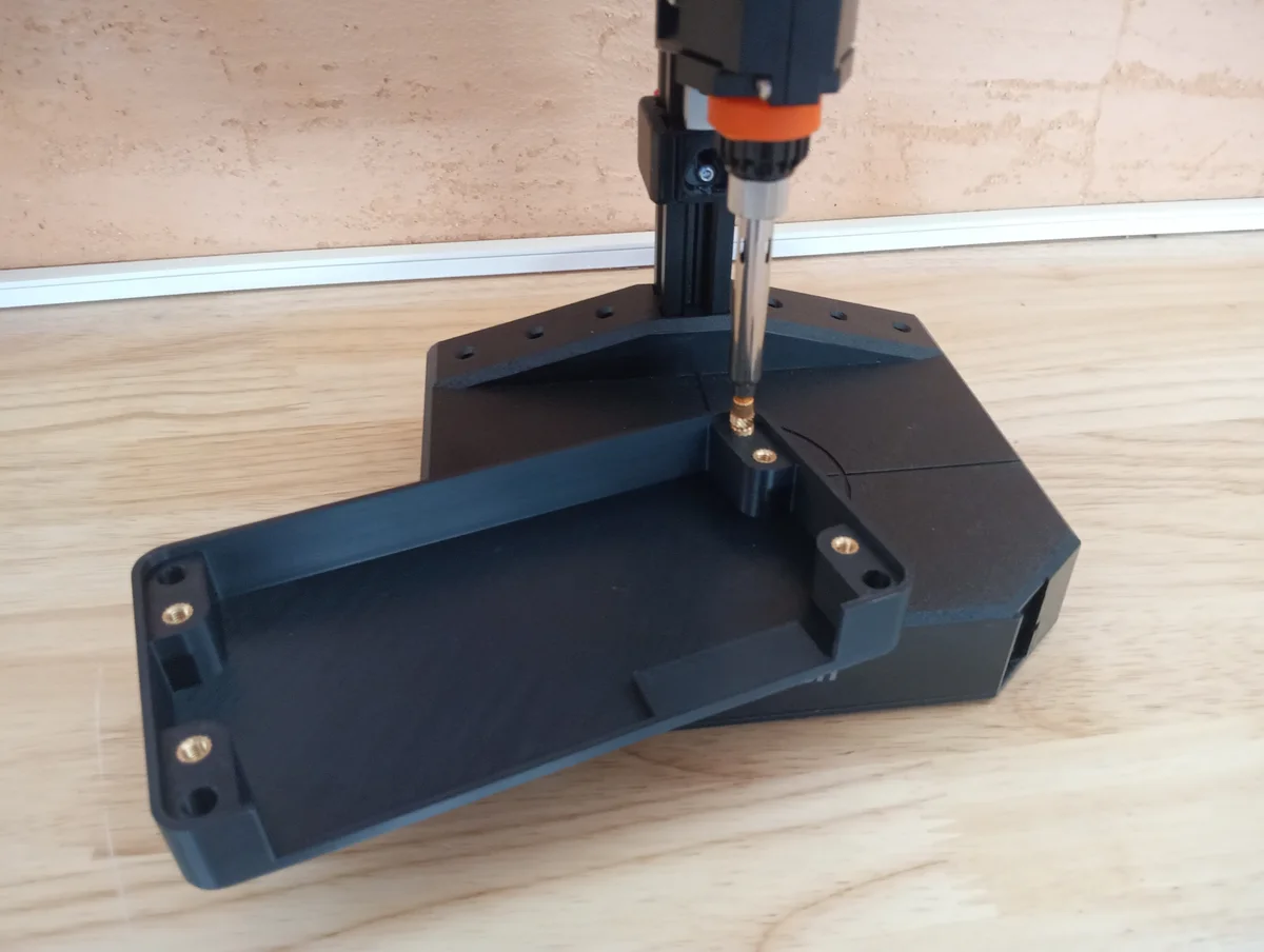 Pose à chaud d’un insert fileté dans un boîtier imprimé, avec un outillage de maintien